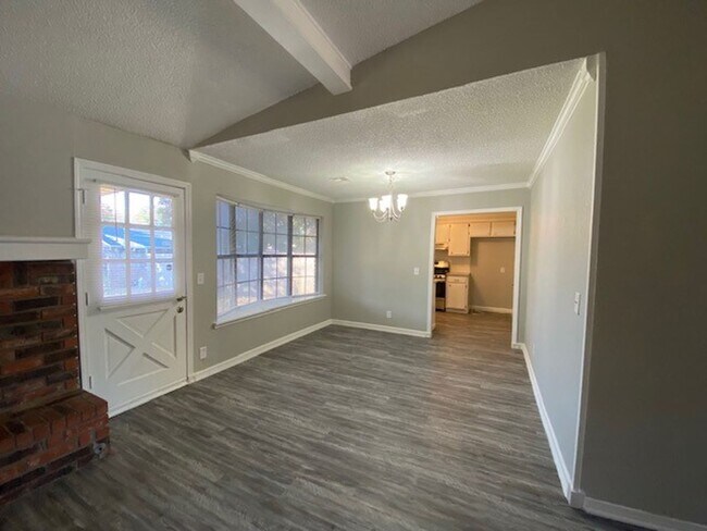 Building Photo - 4 Bed, 2 Bath Corner Lot in Broken Arrow!