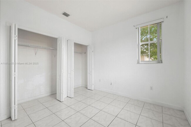 Building Photo - 1658 SE 28th Ct