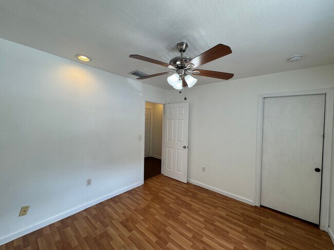 Building Photo - Lovely 2 Bedroom, 1.5 Bathroom Home in Orlando! Minutes from Top Attractions!! (Water Included!)