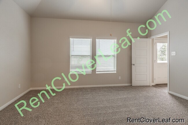 Building Photo - Available Now: 5 bed 3 Full bath