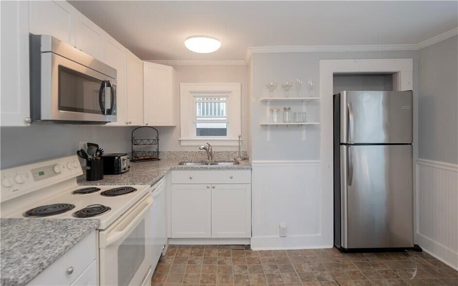 Building Photo - 11 Young St