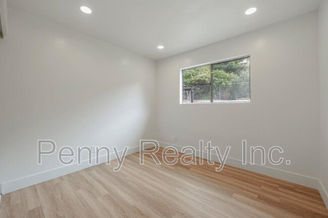 Building Photo - 6046 Reo Pl