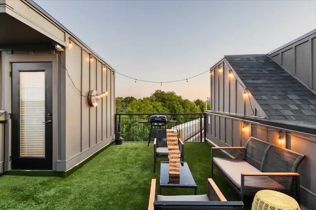 Building Photo - 738 Douglas Ave