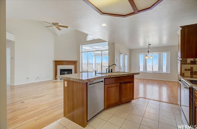 Building Photo - Large 6 Bedroom Home, 3 Car Garage, Gorgeo...