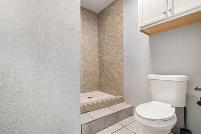 Building Photo - 9414 Rosehaven Dr