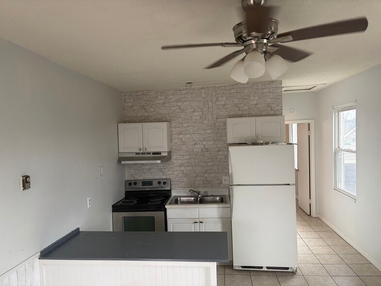 Building Photo - 125 S Central Ave