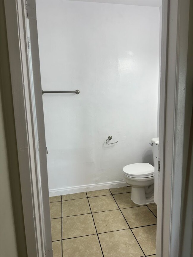 Building Photo - 1 BDRM, 1 BA WITH PARKING (PICTURES COMING...