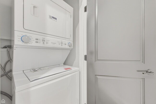 Building Photo - 3902 S Lake Park Ave