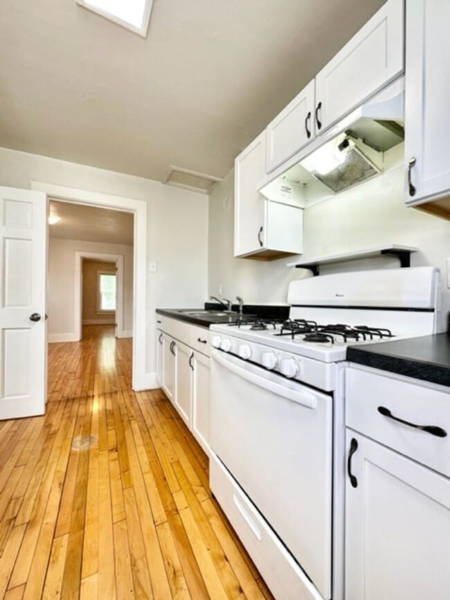 Building Photo - 1281 Elm St