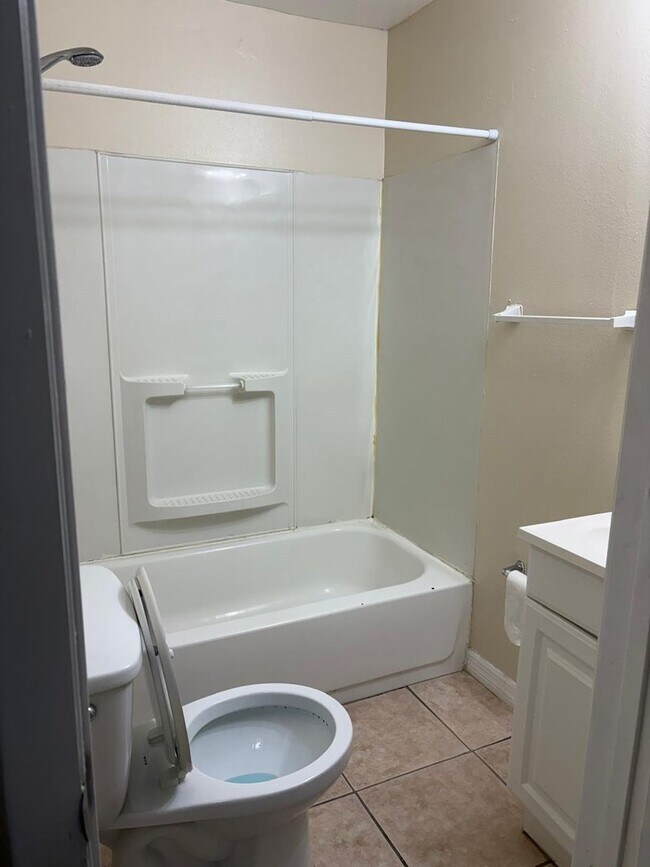 Building Photo - Move-In Ready 3BR/2BA single-Family Home i...