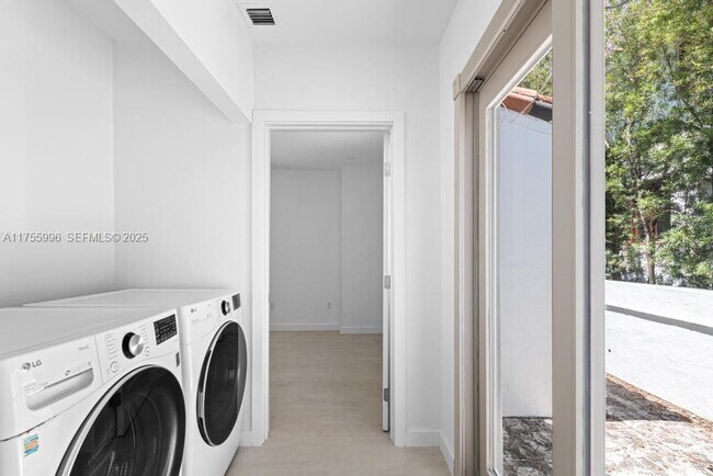 Building Photo - 5661 Pine Tree Dr