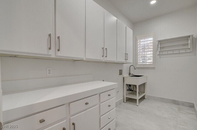 Building Photo - 2132 Lookout Point Cir