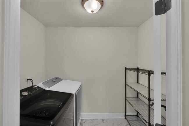 Building Photo - 29W710 Cambridge Ct