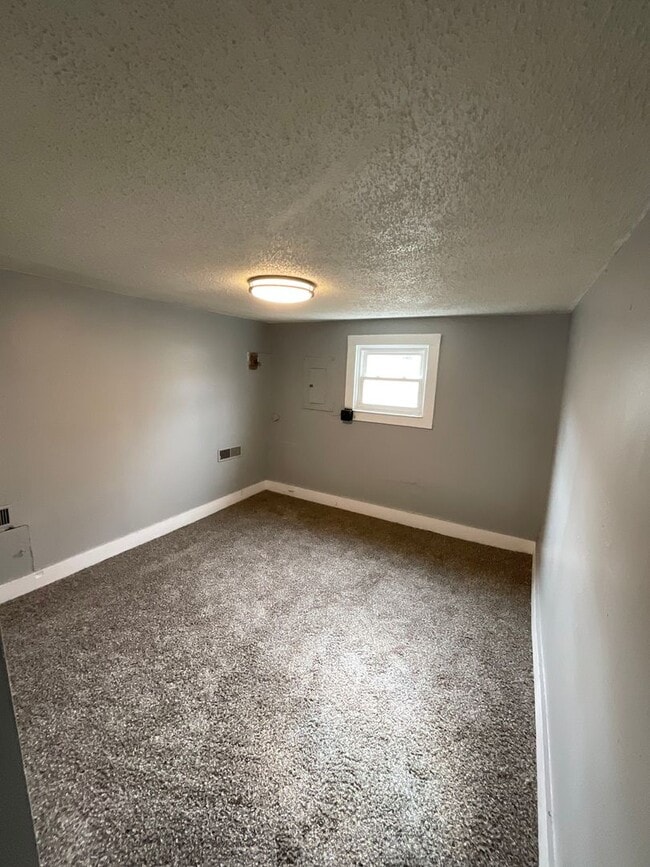 Building Photo - 2 bedroom/1 bath house for rent