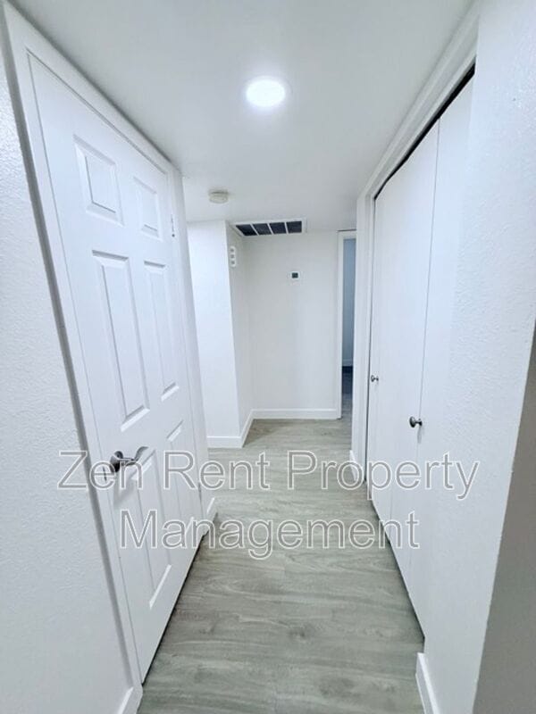 Building Photo - 1044 E Harmony Ave