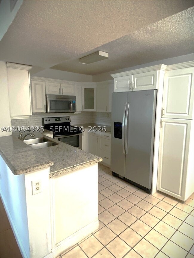 Building Photo - 208 Palm Cir W