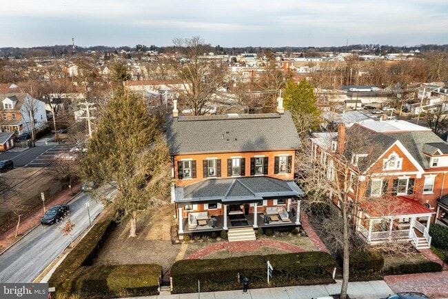 Building Photo - 305 S Walnut St