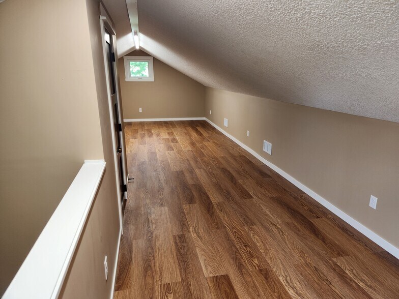 Upstairs bedroom - 260 1st St S