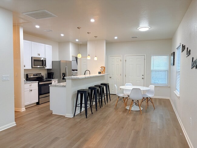 Building Photo - 638 Marbauch Ave