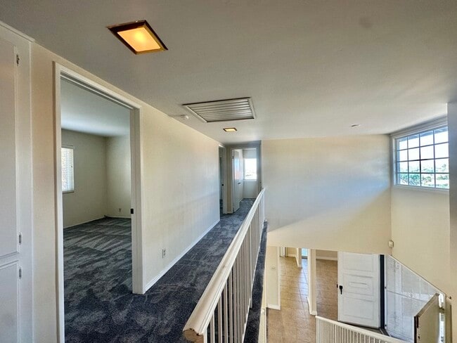 Building Photo - 4 Bedroom Home 3 Car Garage with Fenced Ya...
