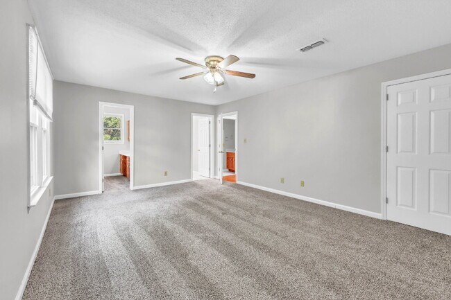 Building Photo - Spacious 3 Bedroom and 2.5 Bathroom