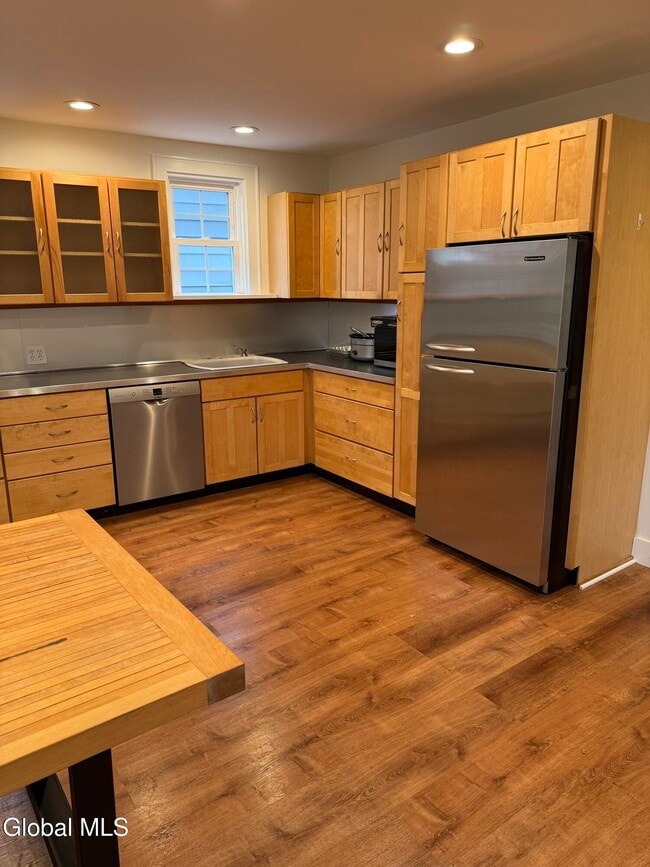 Building Photo - 60 Ash St