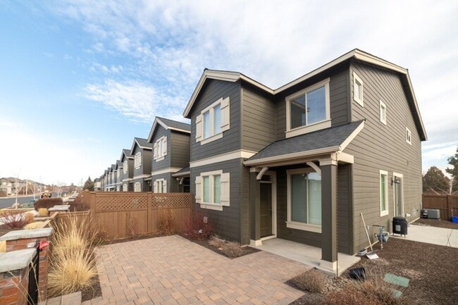 Building Photo - Beautiful unit in NE Bend!  Great location!