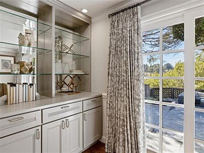 Building Photo - Remodeled interiors 3 Bed 2 Bath in Hillsb...