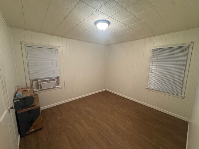 Building Photo - CUTE!!! 2 Bedroom 1 Bath Cute Home with Beautiful Landscaping and Garage