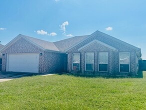 Building Photo - Cozy 3 Bedroom, 2 Bathroom Home with Firep...
