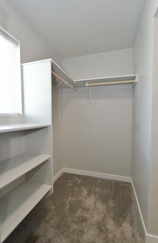 Building Photo - Clean Home in Quiet Neighborhood