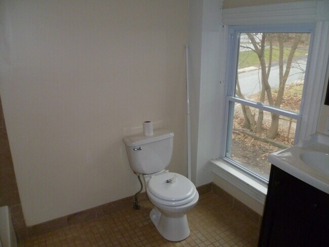 Building Photo - 129 Grandview St