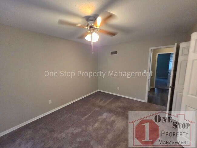 Building Photo - Updated 4 Bedroom, 2 Bathroom Duplex in Overland Park, Kansas