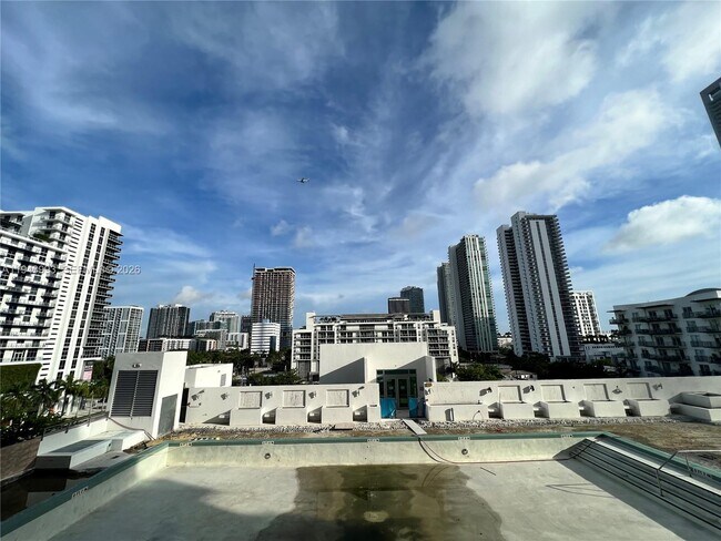 Building Photo - 333 NE 24th St