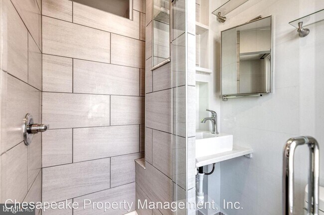 Building Photo - 2 br, 2.5 bath House - 860 W. 33rd Street