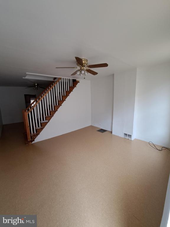 Building Photo - 528 Hart Ln