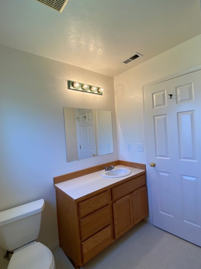 Building Photo - Charming Veneta Home!