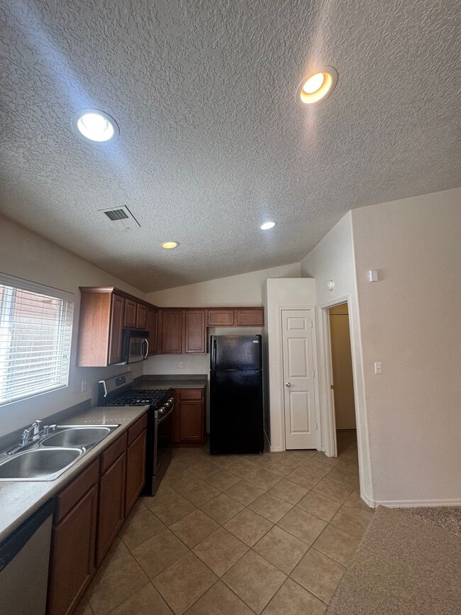 Building Photo - 3 bed 2 bath home in Huning Ranch