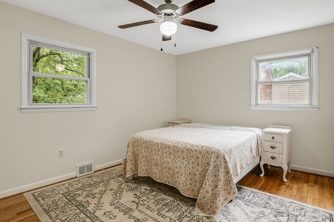 Building Photo - Royal Pines Gem with Private Fenced Yard