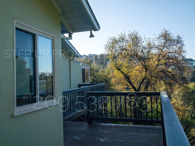 Building Photo - Outstanding 3 Bed 2 Bath near Downtown Son...