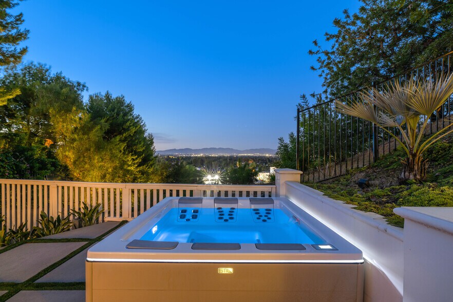 Building Photo - 16725 Oak View Dr