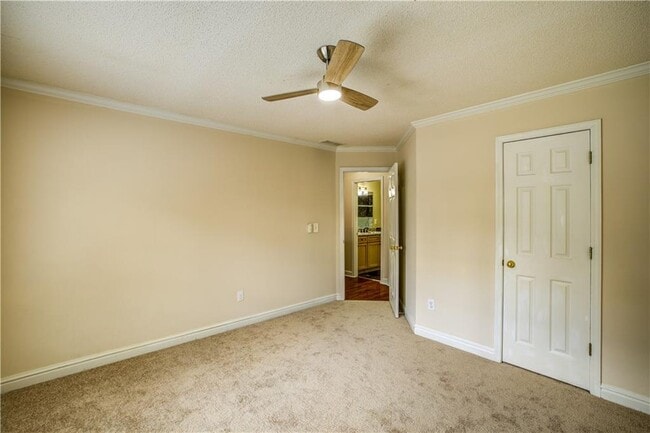 Building Photo - 1060 Lyndhurst Way