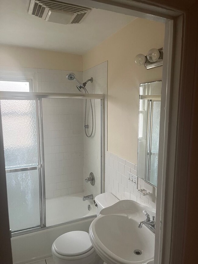 Building Photo - 3bed 1.5 Bathroom Townhome located 4353 Ro...