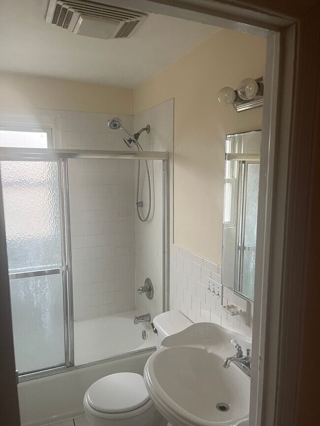 Building Photo - 3bed 1.5 Bathroom Townhome located 4353 Robertson Ave