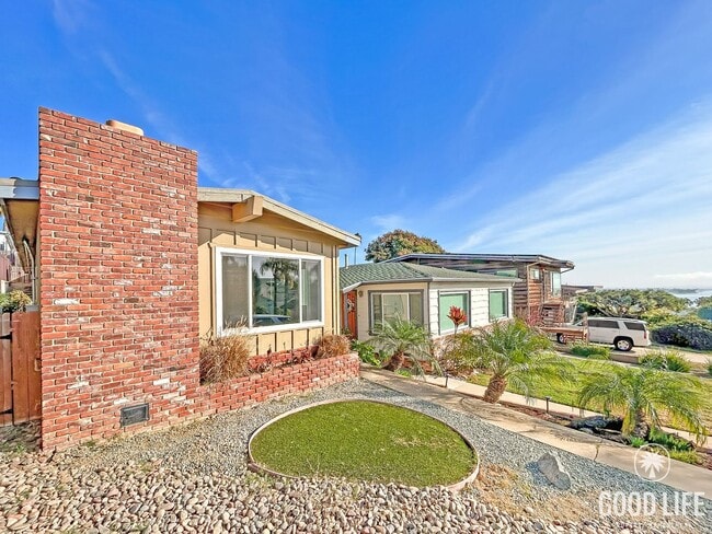 Building Photo - Beautiful 2BD/1BA W/ Large Backyard and Re...