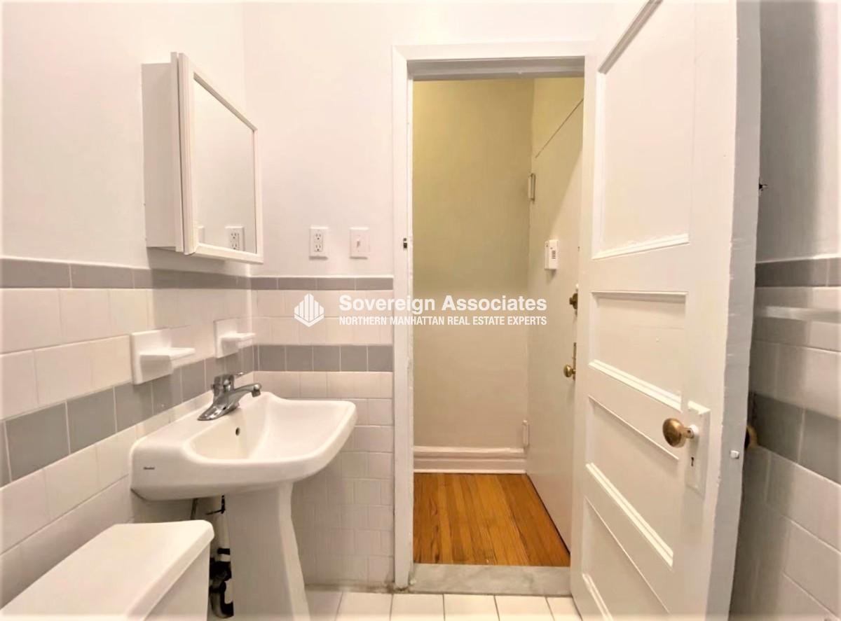 Building Photo - 209 W 108th St