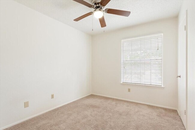 Building Photo - 1015 E Yager Ln