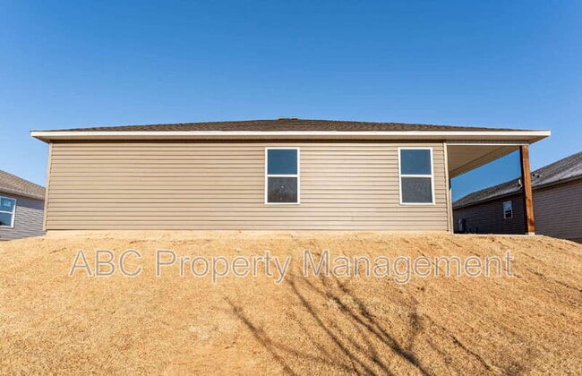 Building Photo - 4405 SW Sackett Ave