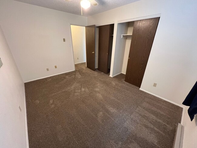 Building Photo - 1 Bedroom 1 Bath Townhouse in Great Neighborhood