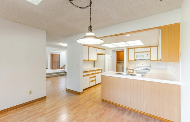 Building Photo - Prime Charbonneau Golf Community Location! 2 Bed, 2.5 Bath + Den, A/C, Washer/Dryer and Garage